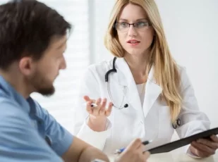 врач смотрит на пациента